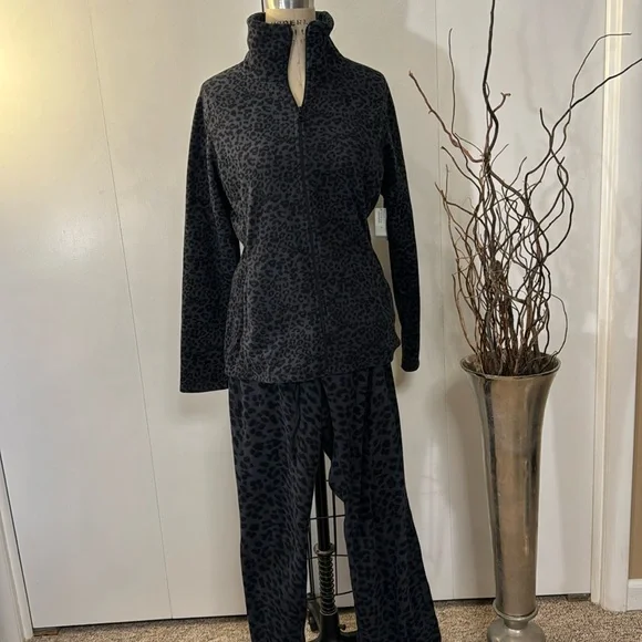 Old Navy gray and black leopard print fleece lounge set - Picture 1 of 7